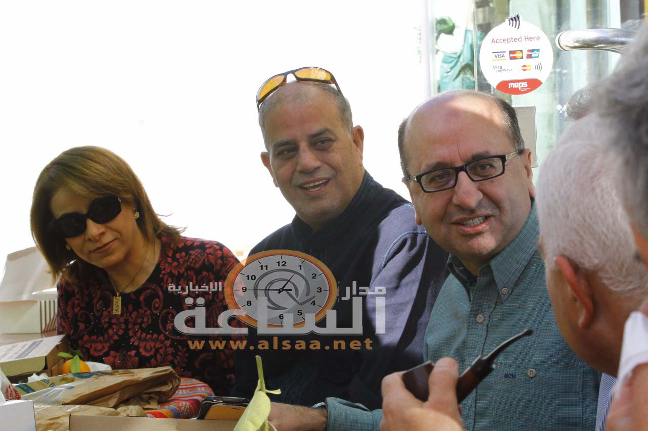 «قعدة رصيف» لمسؤولين ومثقفين (صور)