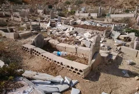 مجهولون يعتدون على مقبرة في اربد..