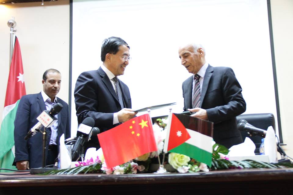 سفارة الصين تهدي العلوم الإسلامية أجهزة