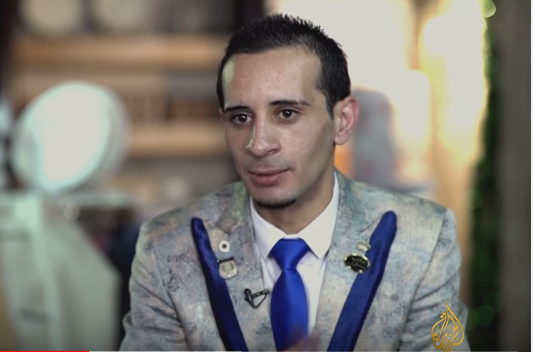 شاهد.. أردني يصمم بدلاته من أقمشة