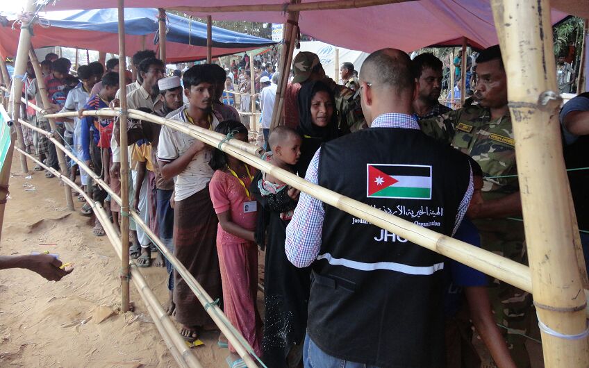 الحملة الاردنية لإغاثة الروهينغا تبدأ توزيع