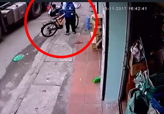 معجزة تنقذ طفلا من تحت إطارات