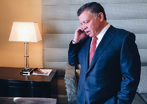 الملك يتلقى اتصالا هاتفيا من العاهل