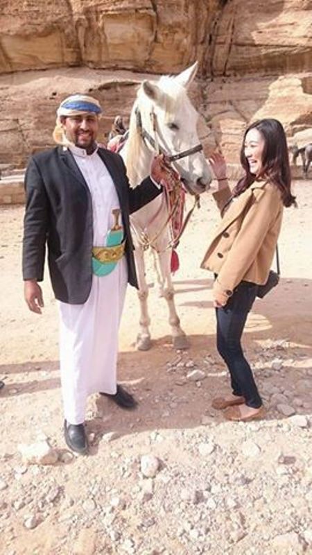 صينية تعجب بزي يمني في البترا