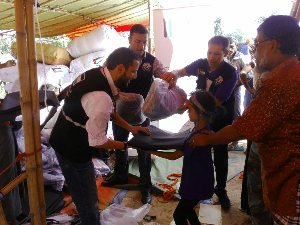 الحملة الأردنية لإغاثة مسلمي الروهينغا توزع