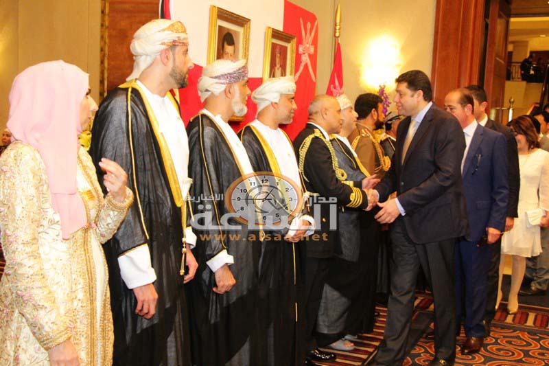 بالقهوة والحلوى العمانية (صور)