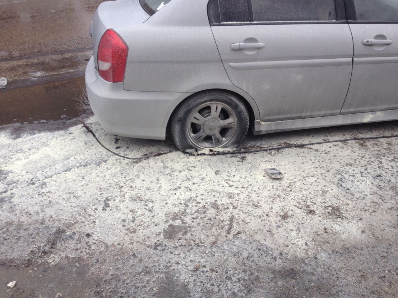 تساقط أسلاك التيار الكهربائي على الطريق