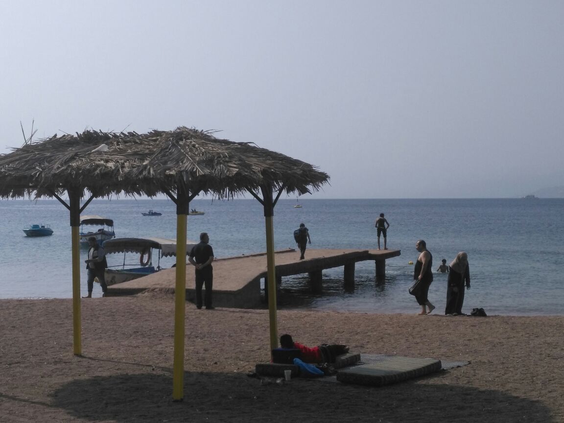 تزايد اعداد زوار شاطيء الغندور بالعقبة