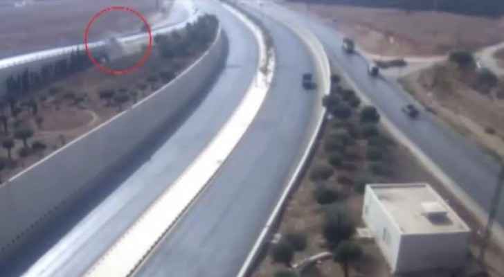 بالفيديو: حادث تصادم وتدهور مروع في