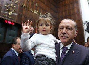 طفلة تقاطع أردوغان في خطاب رسمي