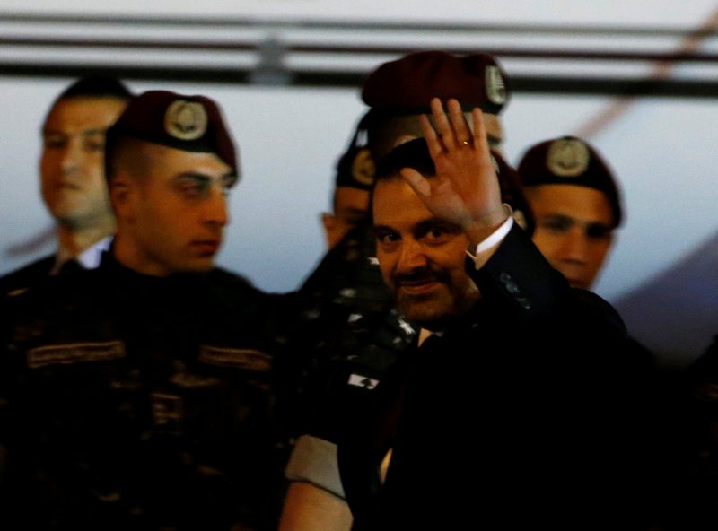 طائرة الحريري تهبط في بيروت وحشود