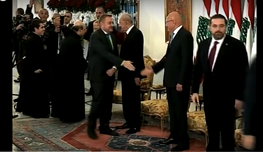 الحريري يتجنب مصافحة السفير السوري ويطلب