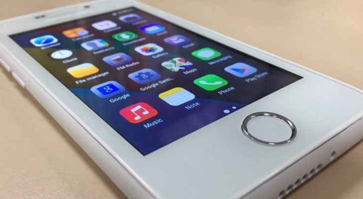 لصة تسرق هاتفا وتطلب الرقم السري