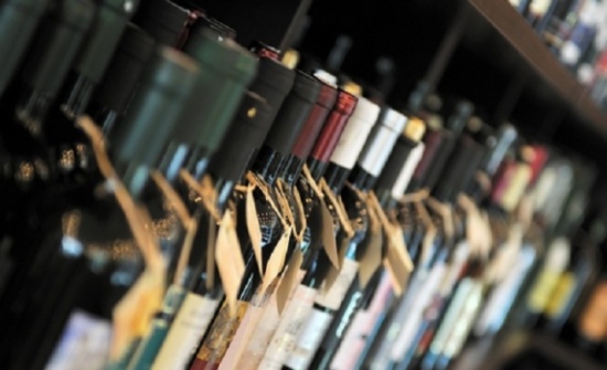 محل للمشروبات الروحية في عمّان يحمل