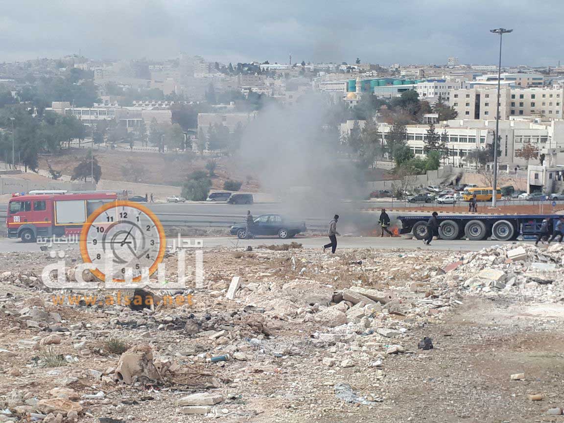 احتراق مركبة بالكامل أمام البوليتكينك (صور