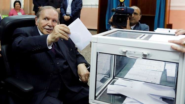 الجزائر.. بوتفليقة يدلي بصوته في الانتخابات