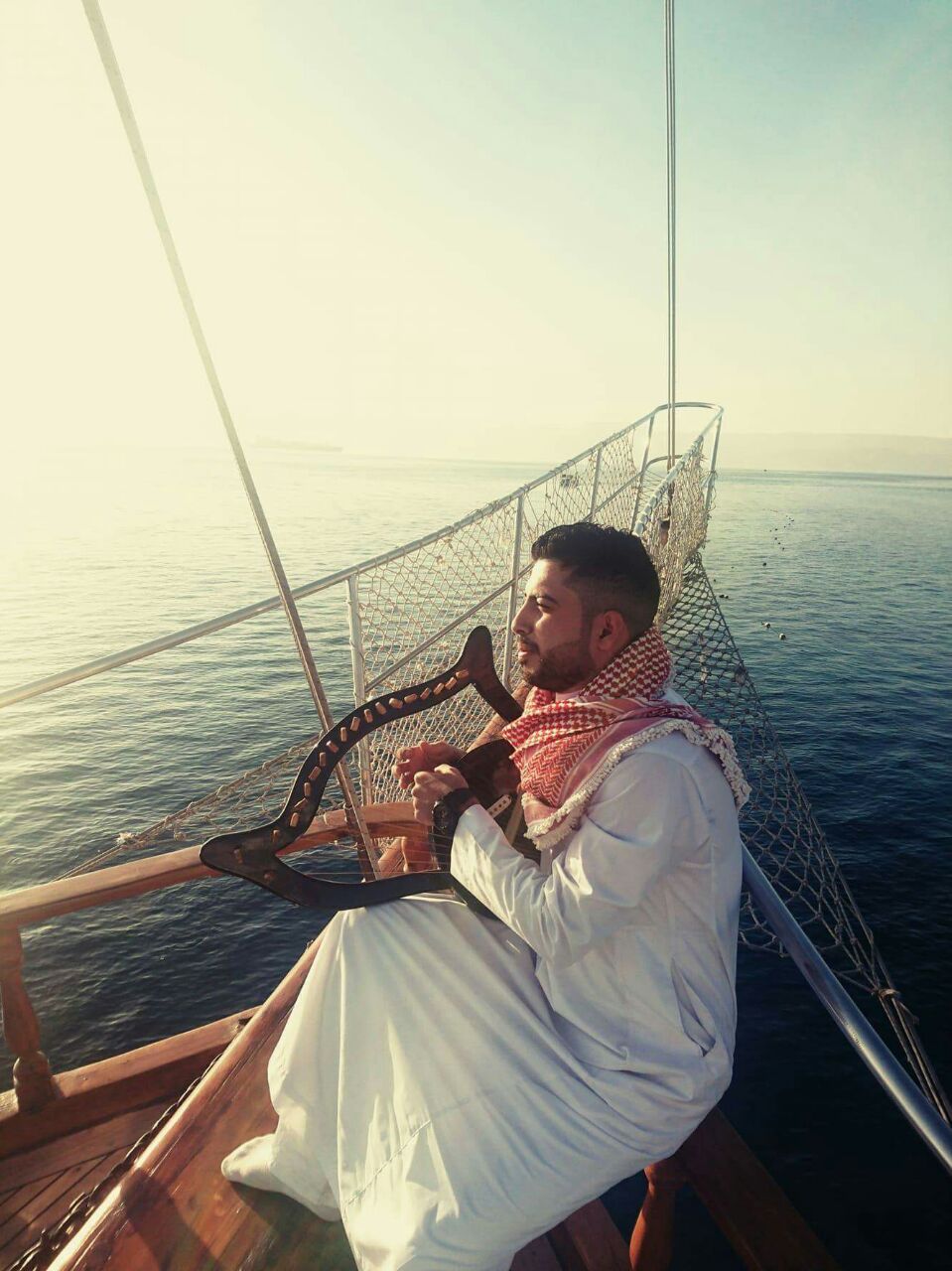 عازف السمسمية مهند دعيبس على طريق