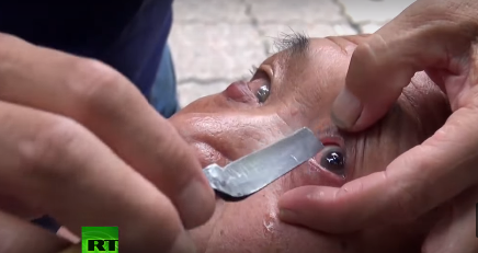شاهد بالفيديو حلاق صيني يستخدم شفرته