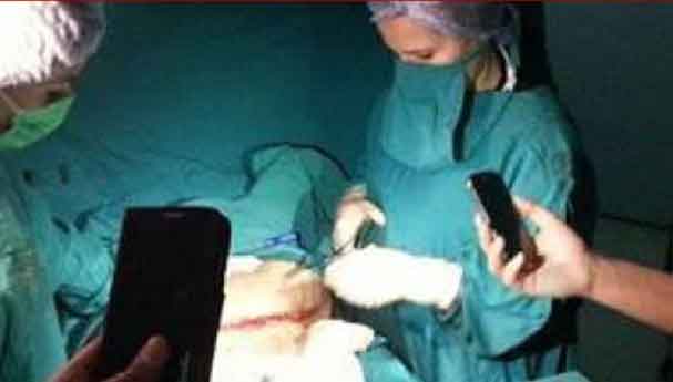 انقطاع الكهرباء يجبر أطباء على إكمال