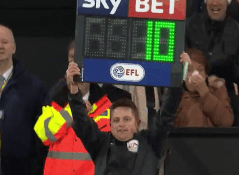 مشجع يتحول لحكم (فيديو)