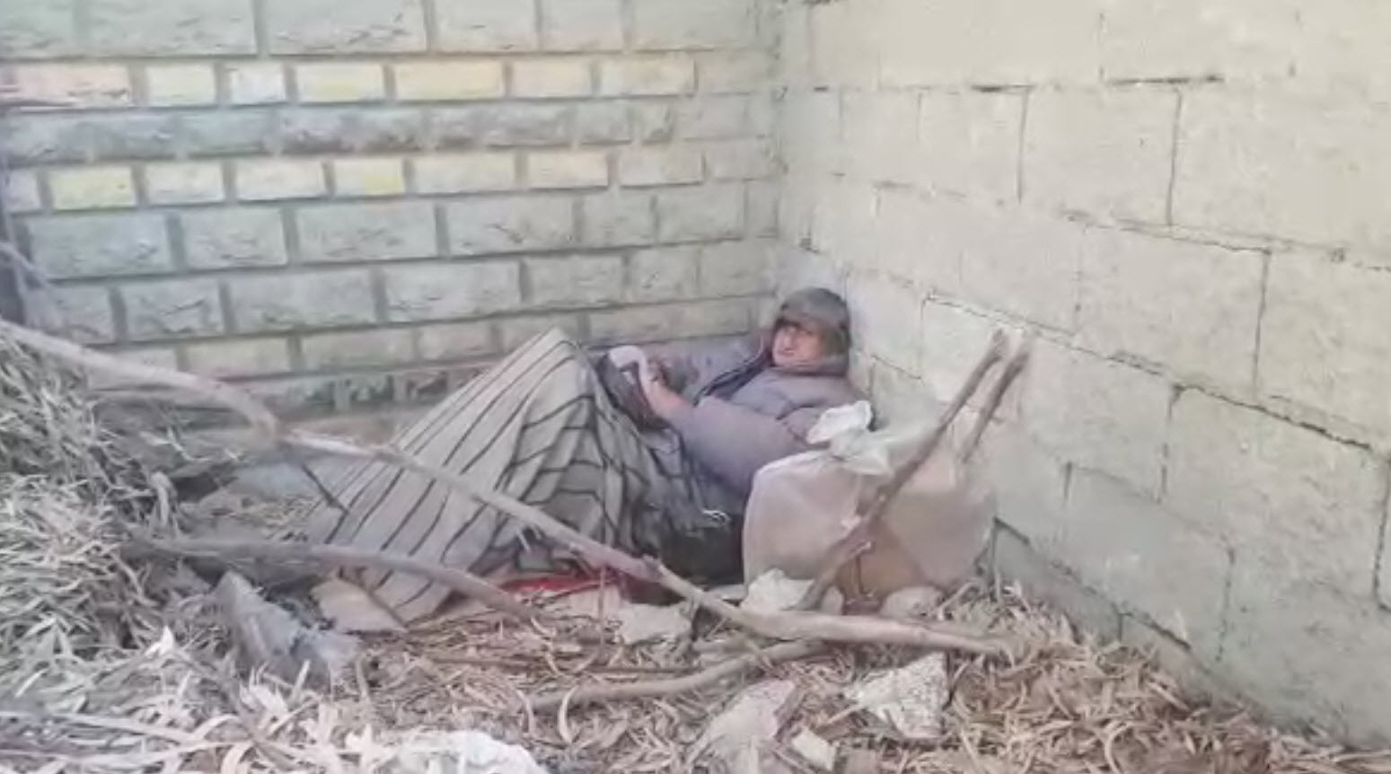 أردني يفترش الأرض في مكان مهجور