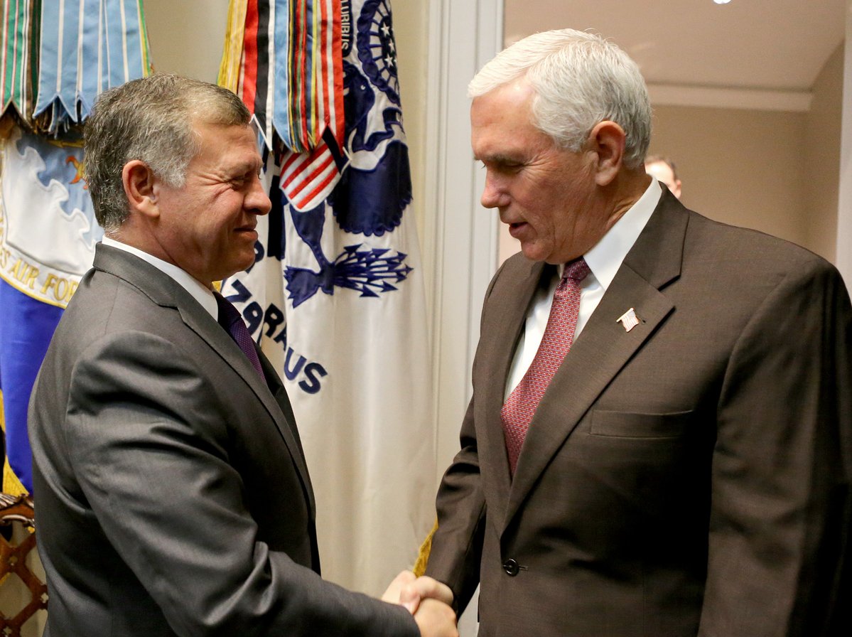 الملك يلتقي نائب الرئيس الأمريكي في