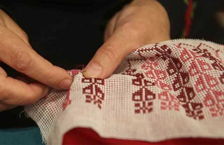 65279لاجئات فلسطينيات يصدرن منتجاتهن المطرزة في