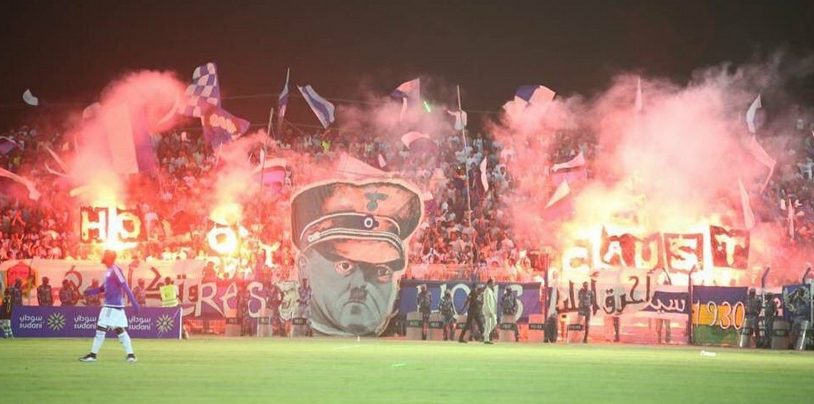 صورة ضخمة لـ”هتلر” في مدرجات نادي