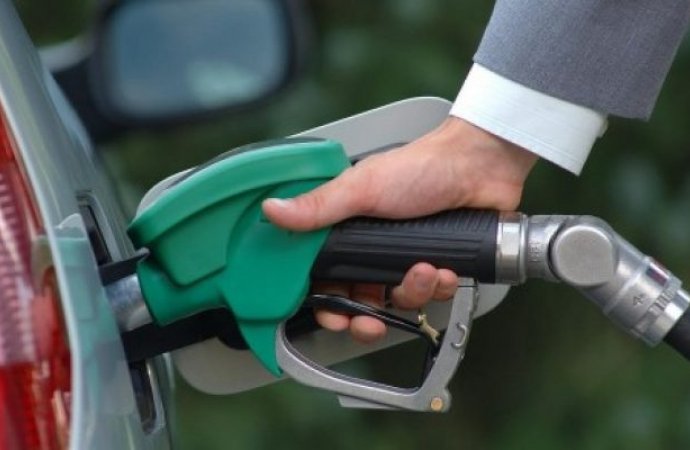 الحكومة بصدد رفع أسعار المحروقات