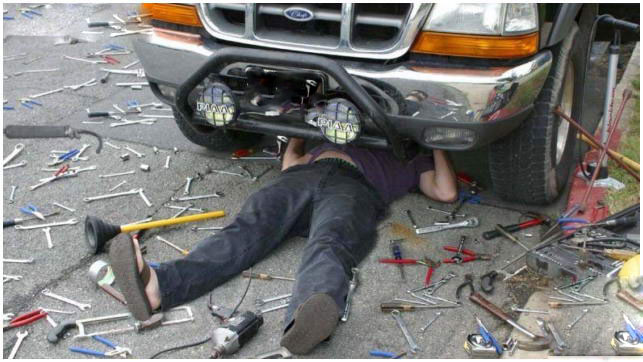 وفاة ميكانيكي دهسا بسيارة كان يصلحها