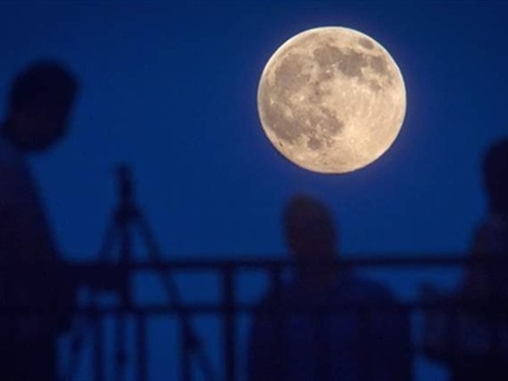 القمر العملاق ينير سماء الأردن الأحد
