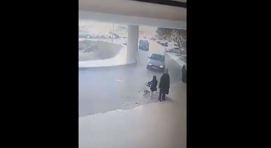 بالفيديو: لحظة دهس سيدة على كرسي