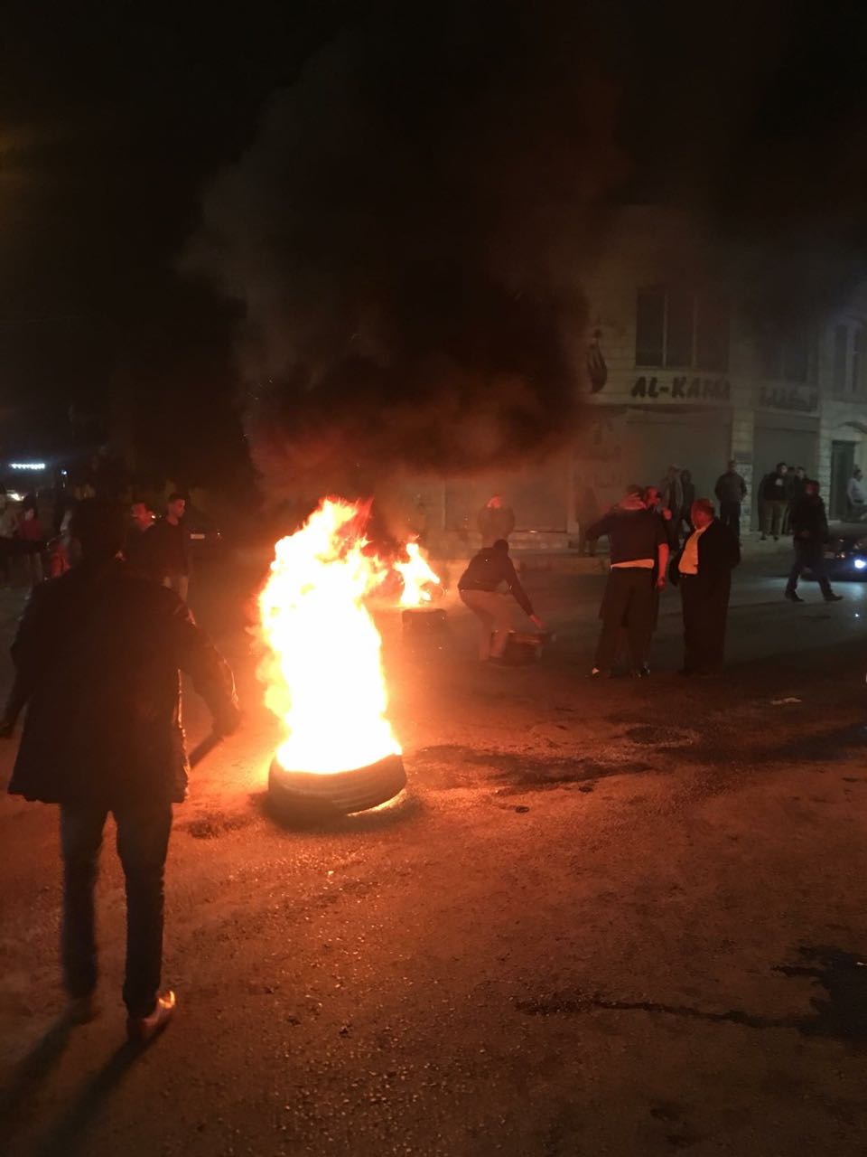 محتجون يغلقون طريقا في إربد.. والأمن