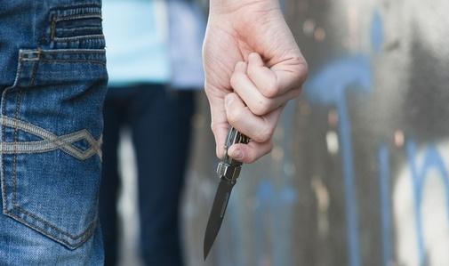 مضطرب نفسيا يعتدي على والده ووالدته