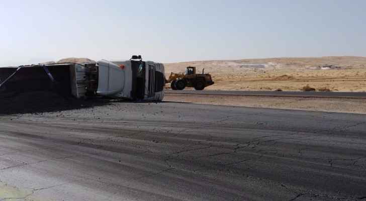انقلاب شاحنة يغلق الطريق الصحراوي
