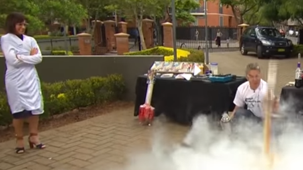 شاهد .. مذيعة كاد يطير رأسها