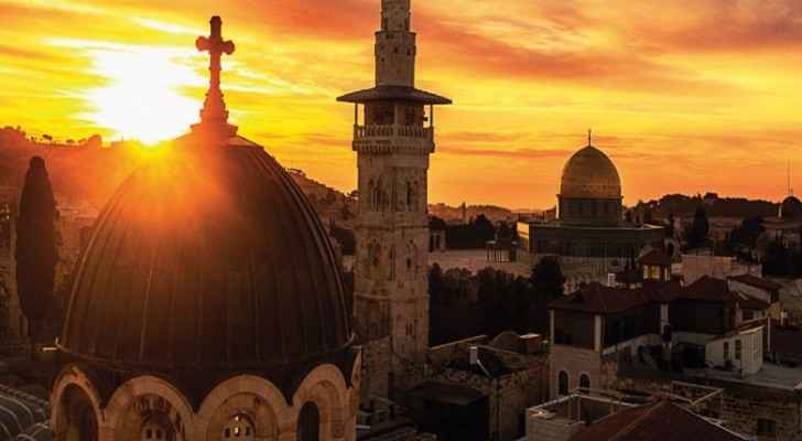 هآرتس: ثيوفيلوس الثالث باع أملاكا تاريخية