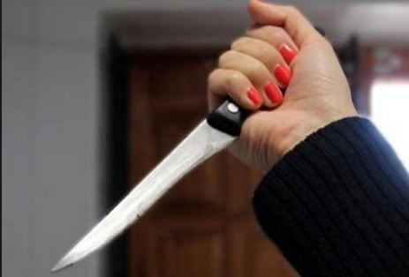 خادمة تطعن مخدومتها بوجهها وتلقي بنفسها