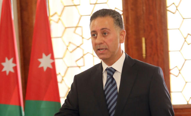 يعرب القضاة باق في الحكومة