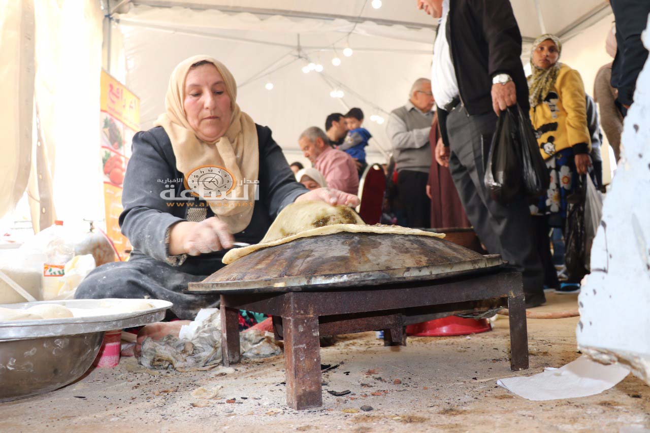 الناس في مهرجان الزيتون ومعرض المنتجات