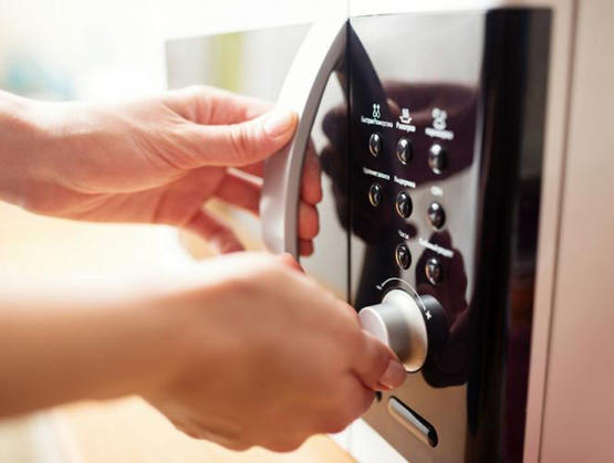 السجن لزوجين وضعا طفلهما في الميكروويف