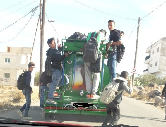 ضبط تنك ماء يقوم بتحميل طلبة