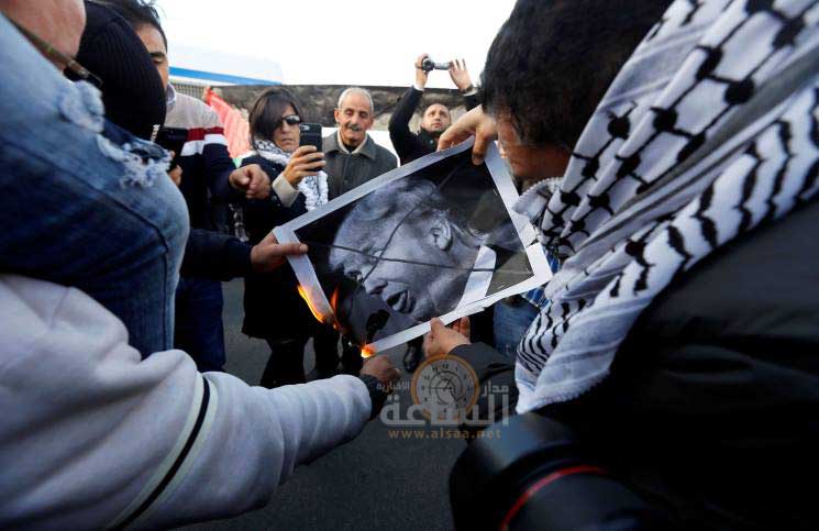 الأردنيون يحرقون العلم الأمريكي وصور ترامب