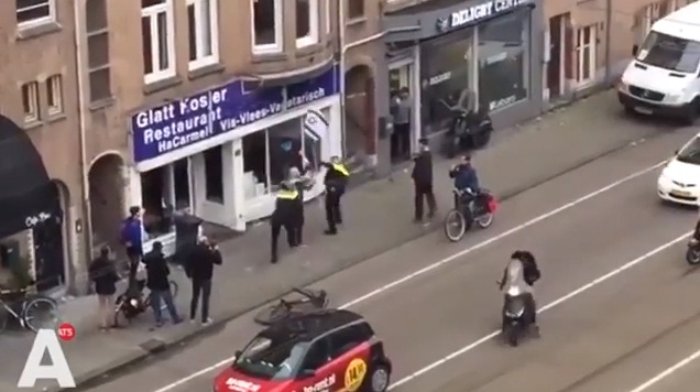 شاب استفزه العلم الإسرائيلي بامستردام.. شاهد