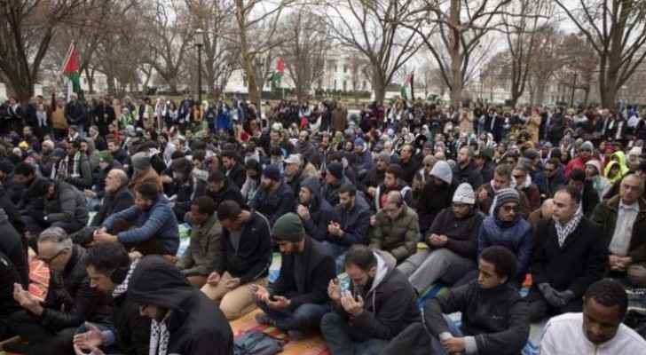 مسلمون يصلون الجمعة أمام البيت الأبيض