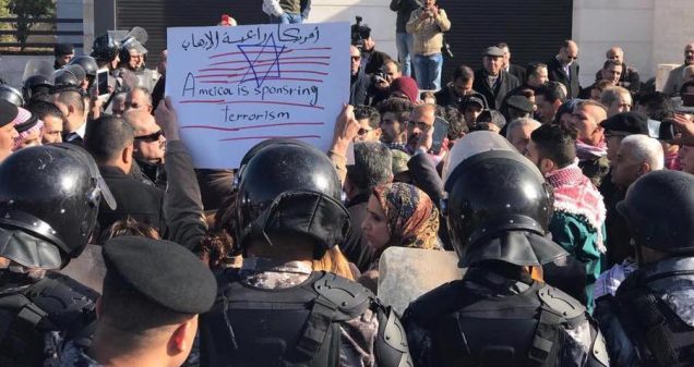 لليوم الرابع.. اعتصام أمام السفارة الاميركية