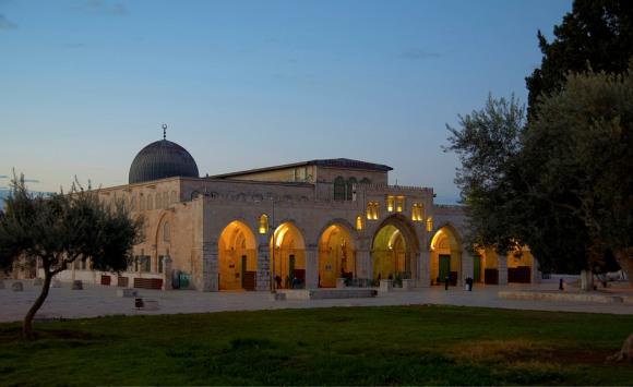 الاحتلال يحتجز هويات المصلين بالأقصى