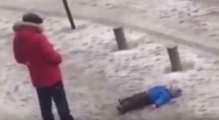 شاهد بالفيديو قسوة الأب مع طفله