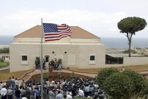 مئات المتظاهرين يحاولون اقتحام السفارة الأمريكية