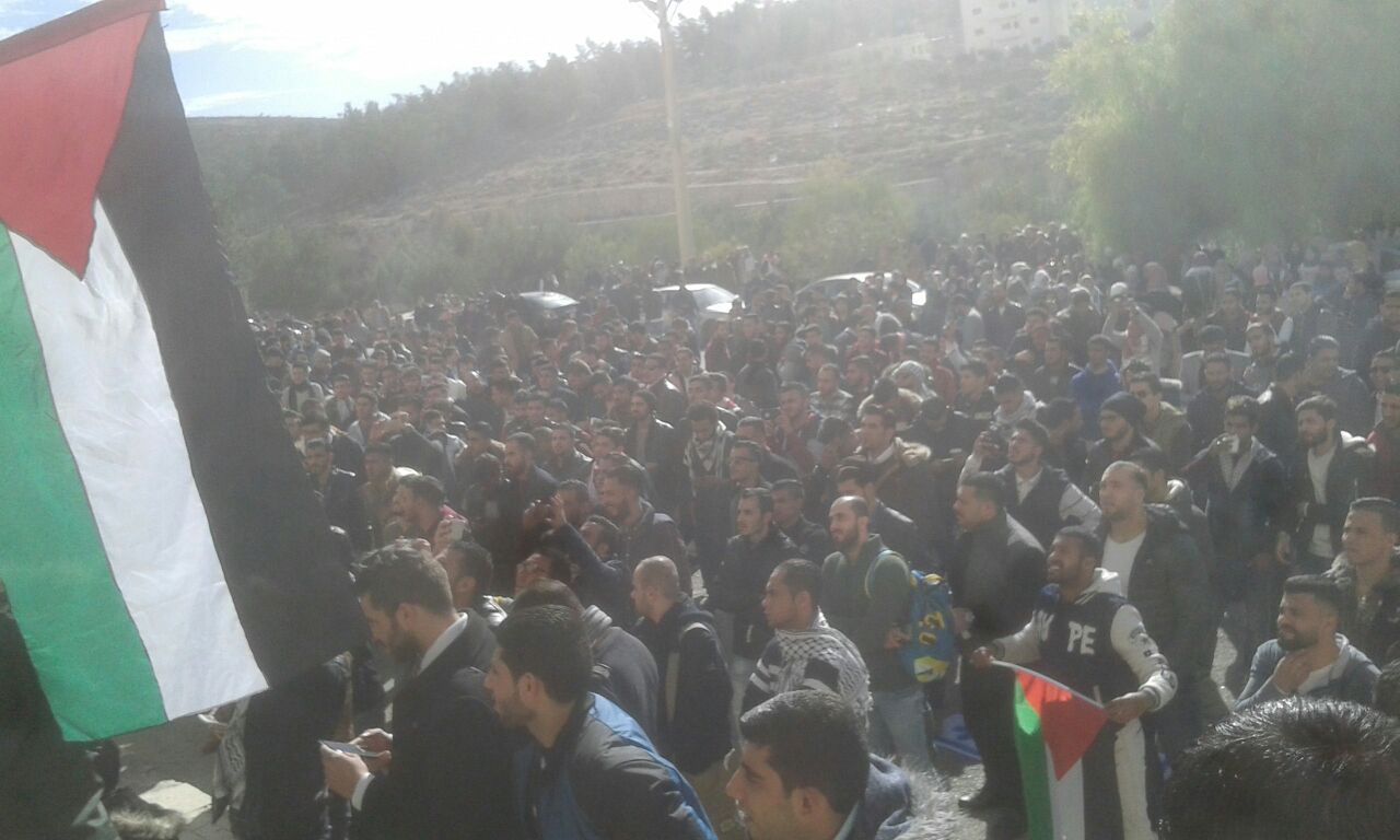 طلاب جامعة جرش يحرقون علما أمريكا